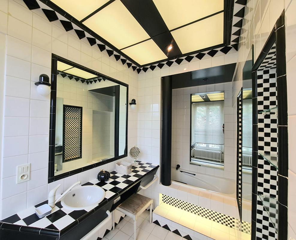 CHAUMONT-EN-VEXIN Chaumont en Vexin - Maison de Maître du 19ème de 210 m2 - 4 chambres - un ascenseur  qui permet accéder à tous les étages - cave et bâtiments - sur 2.957 m2 de parc arboré - Prix :  582.000 10