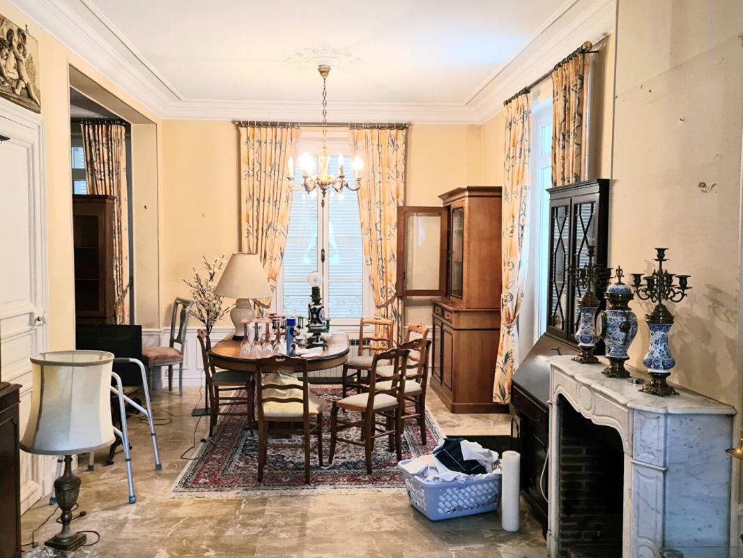 CHAUMONT-EN-VEXIN Chaumont en Vexin - Maison de Maître du 19ème de 210 m2 - 4 chambres - un ascenseur  qui permet accéder à tous les étages - cave et bâtiments - sur 2.957 m2 de parc arboré - Prix :  582.000 12