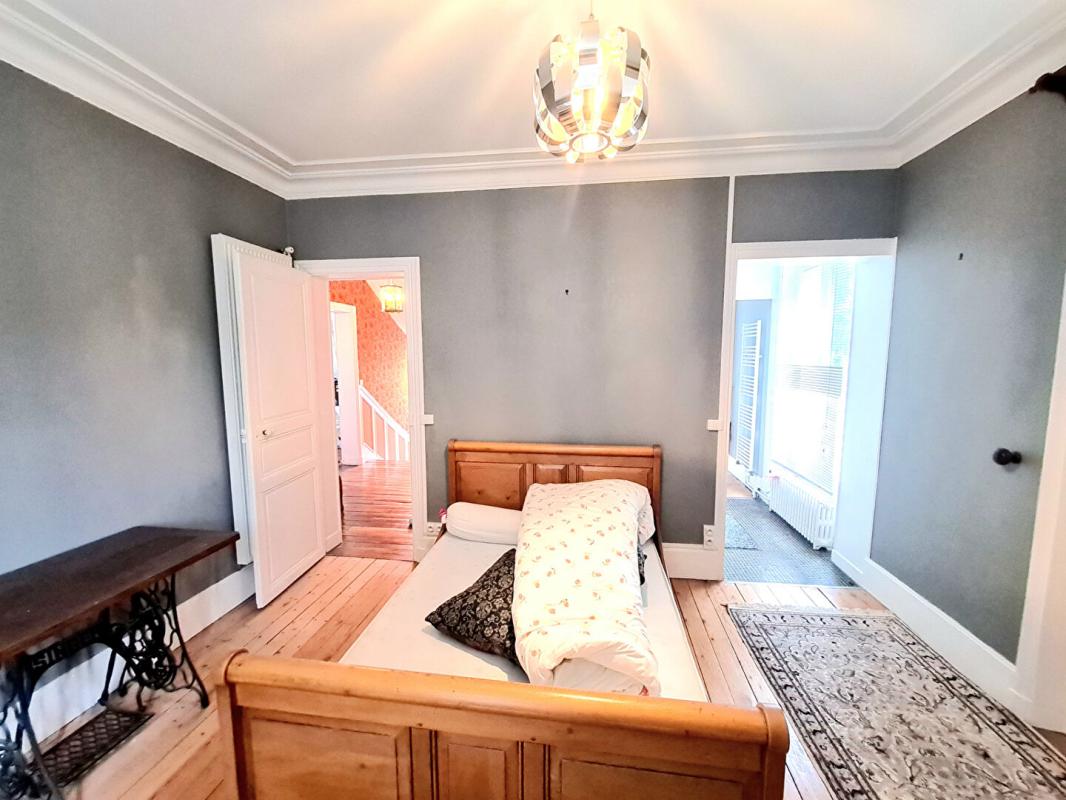 CHAUMONT-EN-VEXIN Chaumont en Vexin - Maison de Maître du 19ème de 210 m2 - 4 chambres - un ascenseur  qui permet accéder à tous les étages - cave et bâtiments - sur 2.957 m2 de parc arboré - Prix :  582.000 15