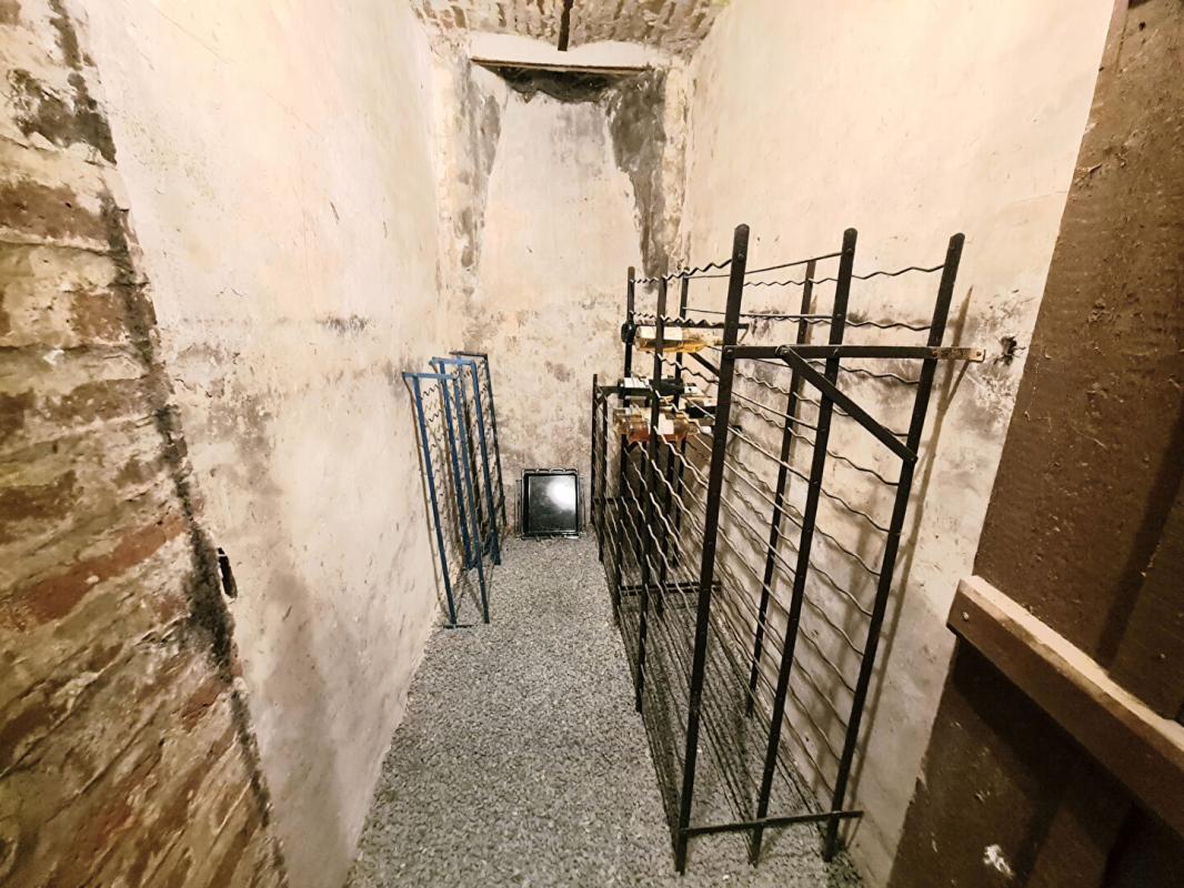 CHAUMONT-EN-VEXIN Chaumont en Vexin - Maison de Maître du 19ème de 210 m2 - 4 chambres - un ascenseur  qui permet accéder à tous les étages - cave et bâtiments - sur 2.957 m2 de parc arboré - Prix :  582.000 16