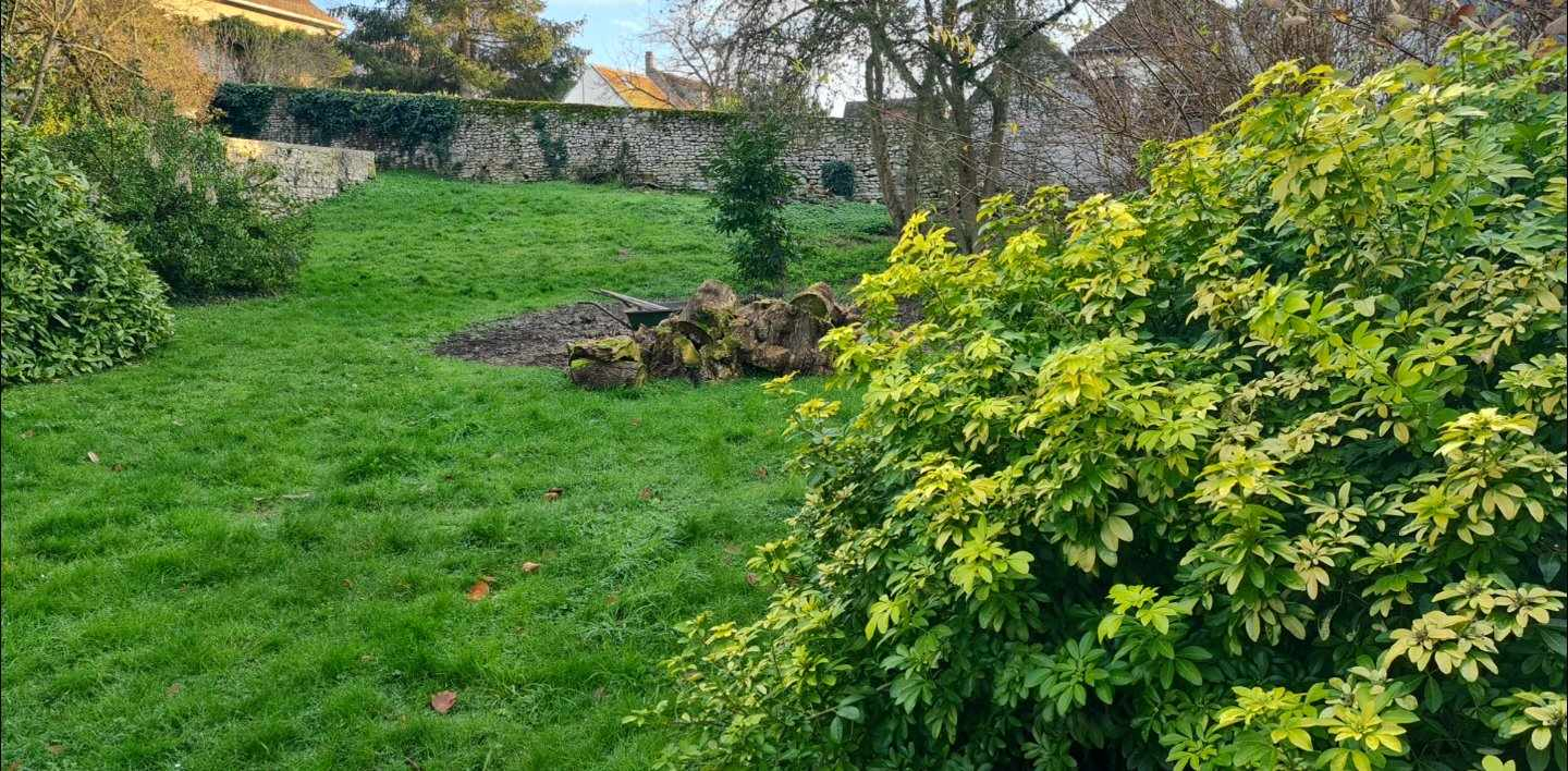 CHAUMONT-EN-VEXIN Chaumont en Vexin - Maison de Maître du 19ème de 210 m2 - 4 chambres - un ascenseur  qui permet accéder à tous les étages - cave et bâtiments - sur 2.957 m2 de parc arboré - Prix :  582.000 3