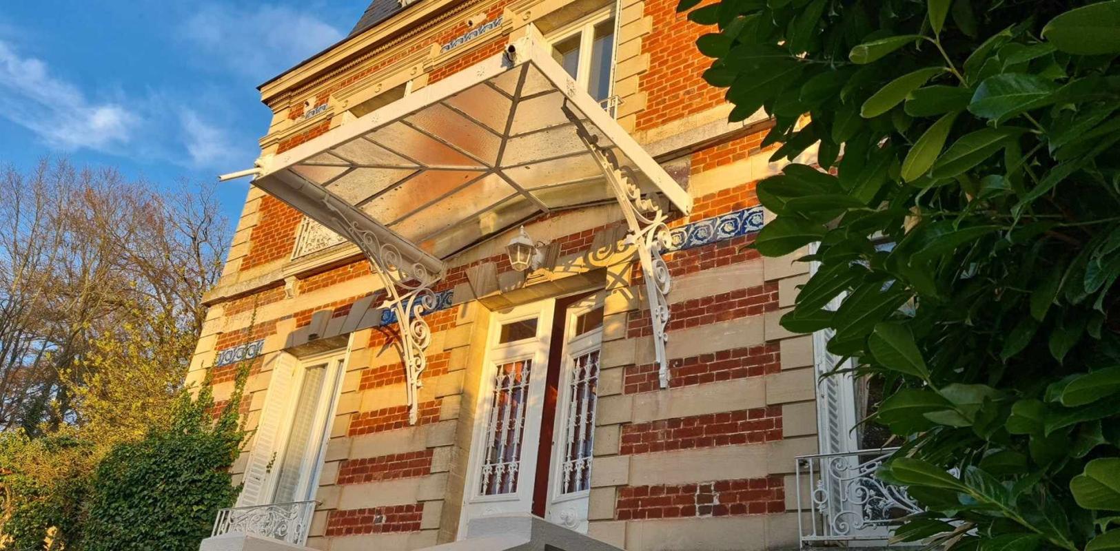 CHAUMONT-EN-VEXIN Chaumont en Vexin - Maison de Maître du 19ème de 210 m2 - 4 chambres - un ascenseur  qui permet accéder à tous les étages - cave et bâtiments - sur 2.957 m2 de parc arboré - Prix :  582.000 5