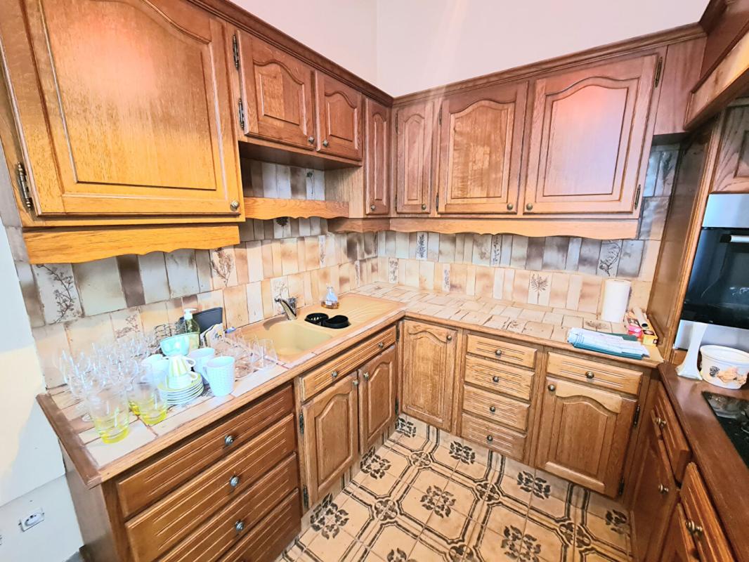 CHAUMONT-EN-VEXIN Chaumont en Vexin - Maison de Maître du 19ème de 210 m2 - 4 chambres - un ascenseur  qui permet accéder à tous les étages - cave et bâtiments - sur 2.957 m2 de parc arboré - Prix :  582.000 8