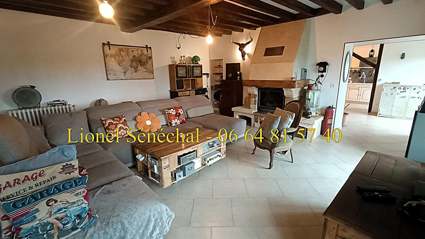 COURCEBOEUFS Longère rénovée et peu énergivore sans vis - à - vis avec des dépendances sur une parcelle de plus de 6 000 m2 6