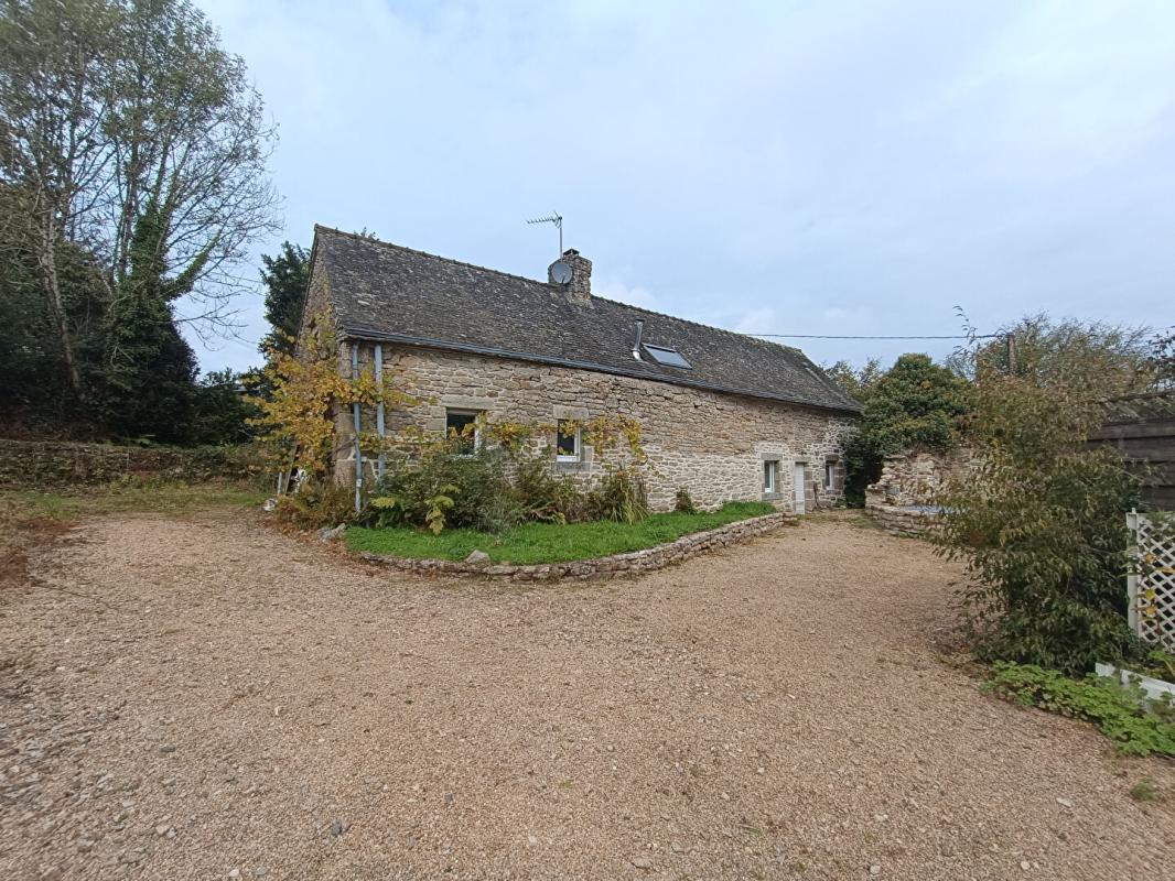 BERRIEN 29690 Berrien longère 3 chambres terrain de 1600 m² Garage 1