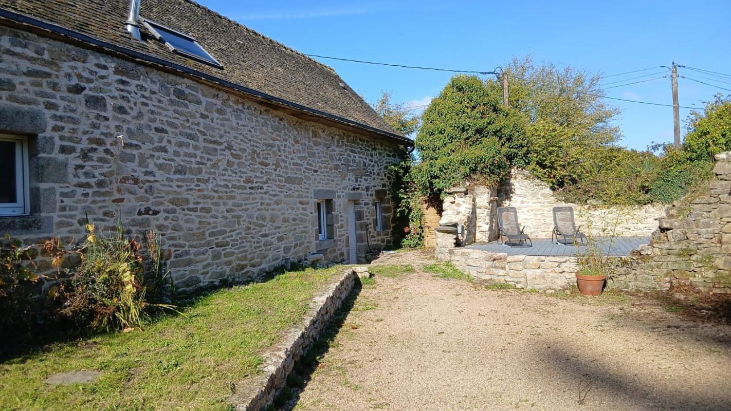 BERRIEN 29690 Berrien longère 3 chambres terrain de 1600 m² Garage 10