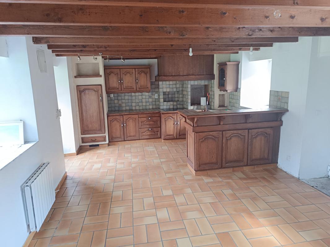 BERRIEN 29690 Berrien longère 3 chambres terrain de 1600 m² Garage 2