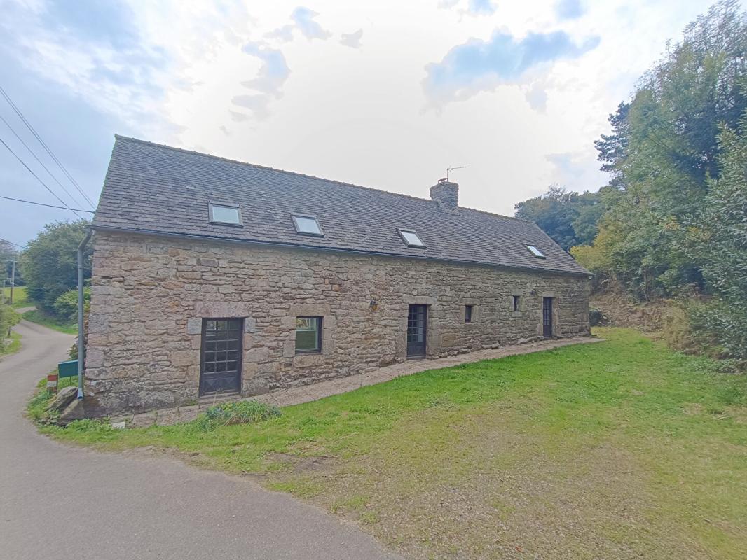 BERRIEN 29690 Berrien longère 3 chambres terrain de 1600 m² Garage 6