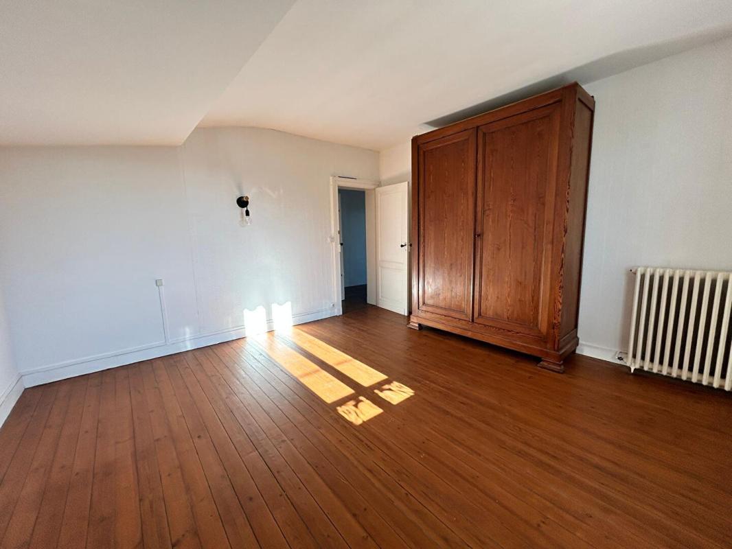 SAINT-GERVAIS A 3 minutes de Saint-André de Cubzac, venez découvrir cette maison en pierre de caractère avec ses dépendances 13