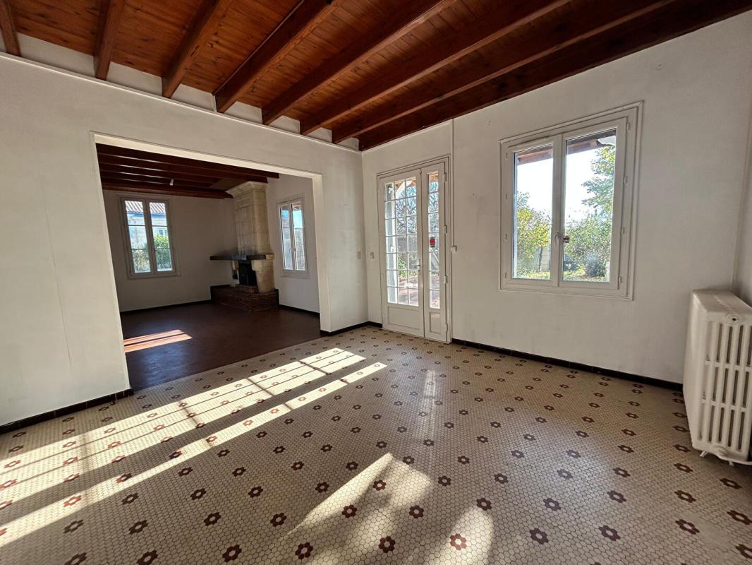 SAINT-GERVAIS A 3 minutes de Saint-André de Cubzac, venez découvrir cette maison en pierre de caractère avec ses dépendances 4