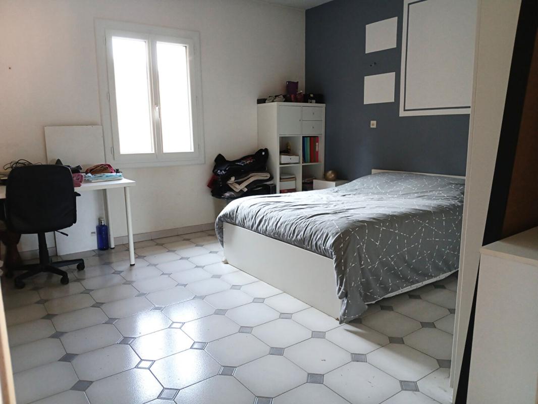 LE VAL Maison T5 de 161m², terrasses et garage sur 2075m² de terrain - LE VAL 11