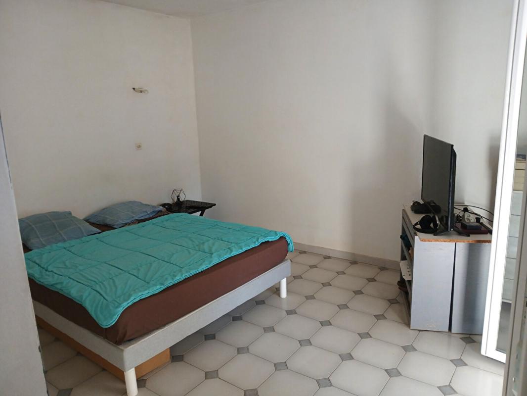 LE VAL Maison T5 de 161m², terrasses et garage sur 2075m² de terrain - LE VAL 12