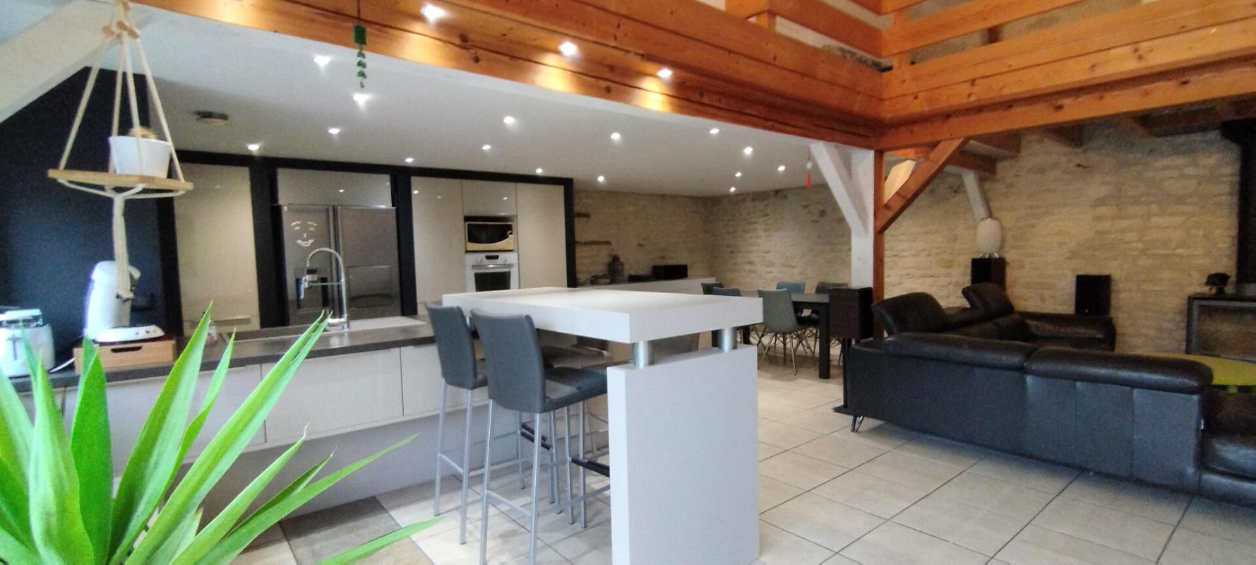 NEUVILLE-DE-POITOU Maison et studio indépendant Neuville De Poitou 5 pièce(s) 188 m2 1