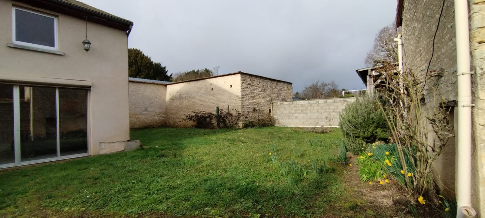 NEUVILLE-DE-POITOU Maison (et studio indépendant à rénover) Neuville De Poitou 5 pièce(s) 188 m2 13
