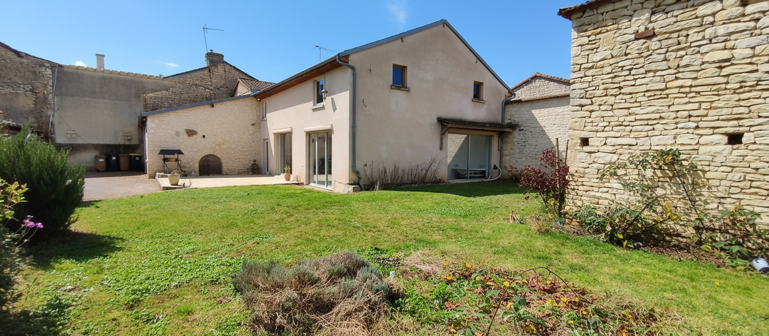 NEUVILLE-DE-POITOU Maison (et studio indépendant à rénover) Neuville De Poitou 5 pièce(s) 188 m2 14