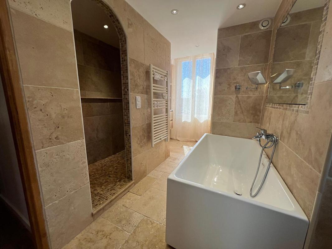 LUCCIANA UNE EXCEPTION EN PLEIN C?UR DE VILLE - Maison de caractère de 190m² avec piscine et jardin de 600m²cciana 6 pièce(s) 190 m2 17
