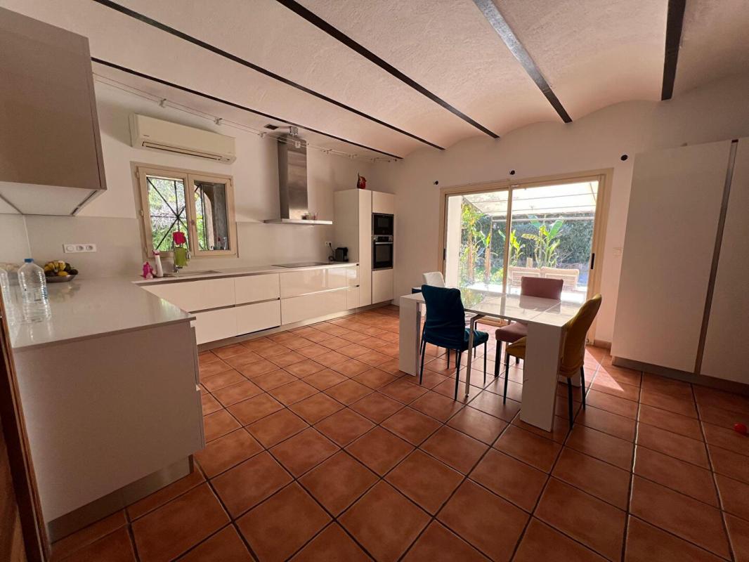 LUCCIANA UNE EXCEPTION EN PLEIN C?UR DE VILLE - Maison de caractère de 190m² avec piscine et jardin de 600m²cciana 6 pièce(s) 190 m2 8