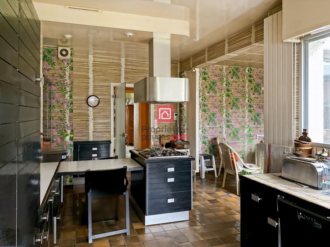 VILLENEUVE-SUR-YONNE EXCLUSIF ! Maison d'Architecte de 4 chambres dont 2 avec balcons, et piscine 2