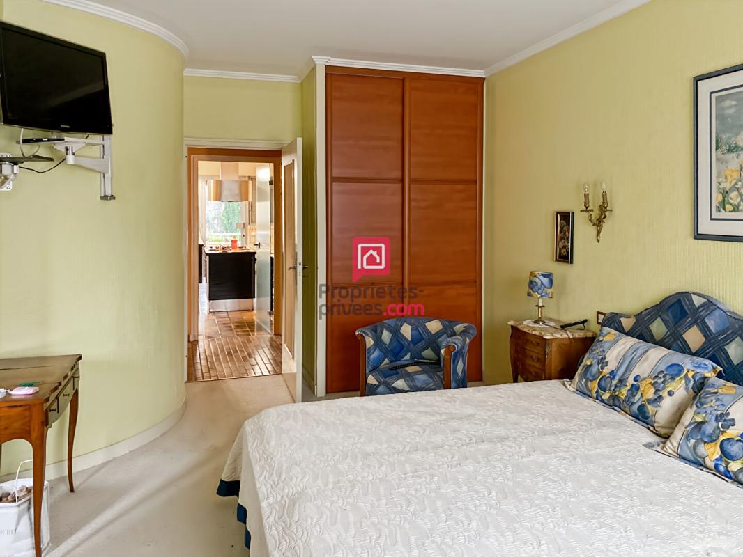 VILLENEUVE-SUR-YONNE EXCLUSIF ! Maison d'Architecte de 4 chambres dont 2 avec balcons, et piscine 5