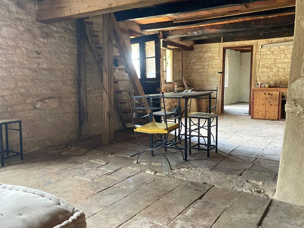 PUYLAROQUE Ancienne ferme en pierre sans voisin 6