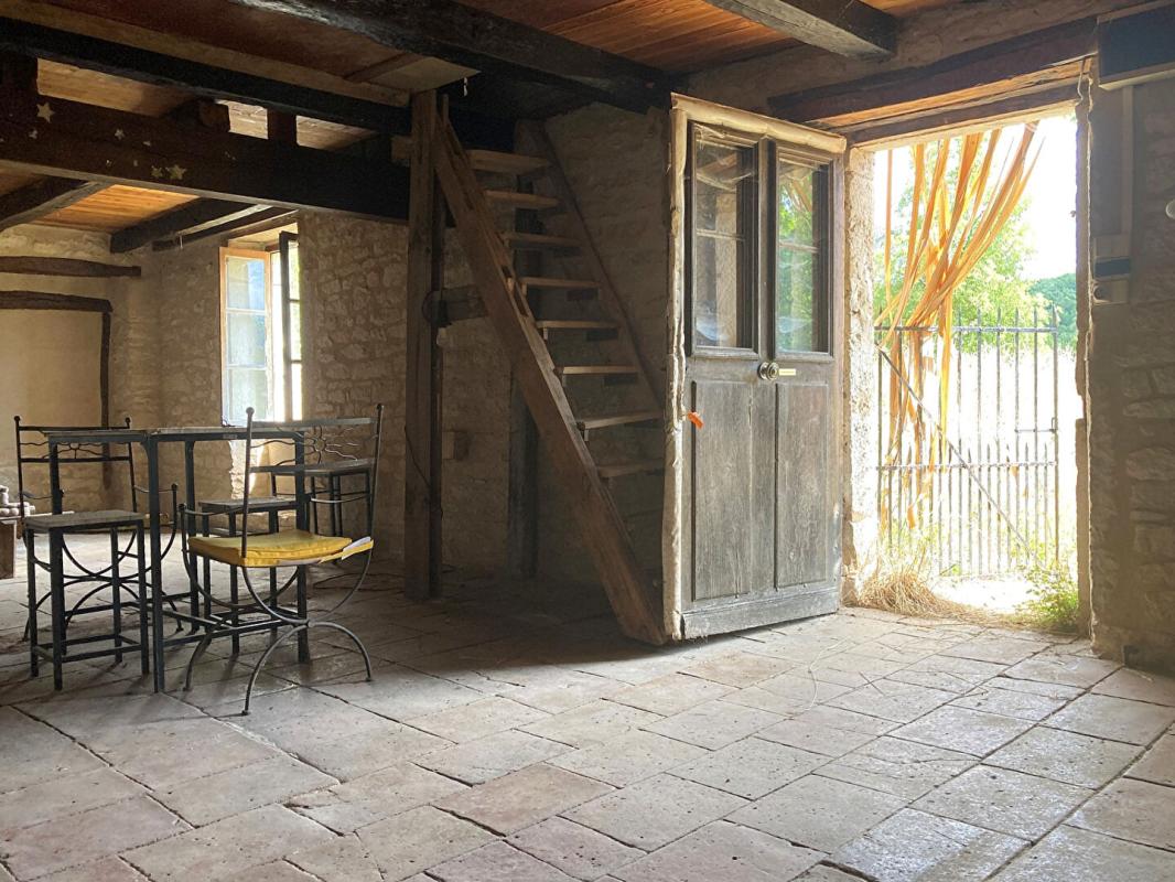 PUYLAROQUE Ancienne ferme en pierre sans voisin 7