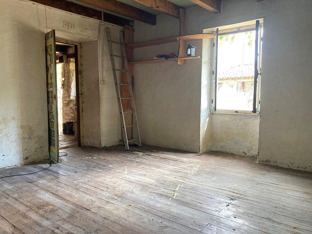 PUYLAROQUE Ancienne ferme en pierre sans voisin 9