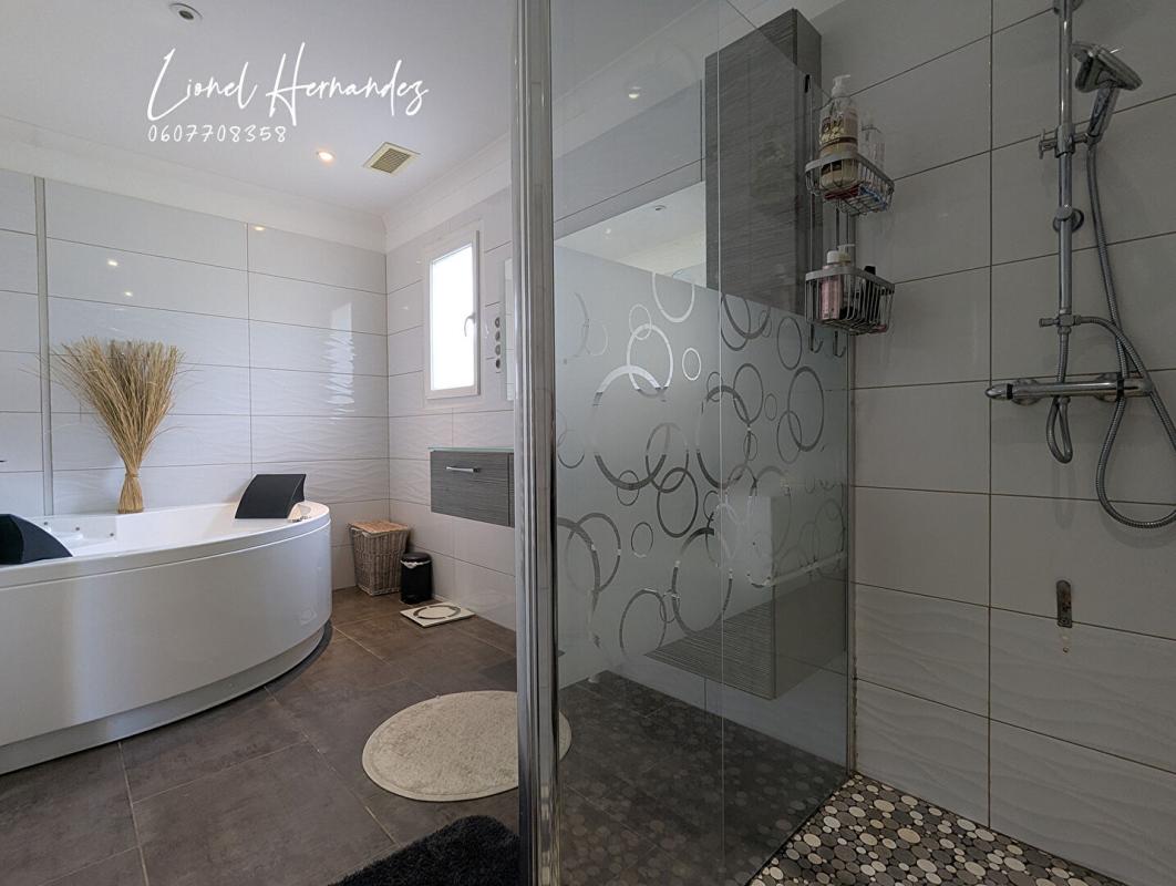 MONS MONS (30340) Villa contemporaine d'architecte de plain-pied - 139 m² - Terrain 1385 m² - Garage double 10