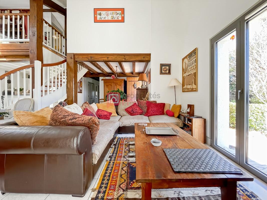 USTARITZ Maison familiale avec jardin, piscine et grand sous-sol à Ustaritz 6