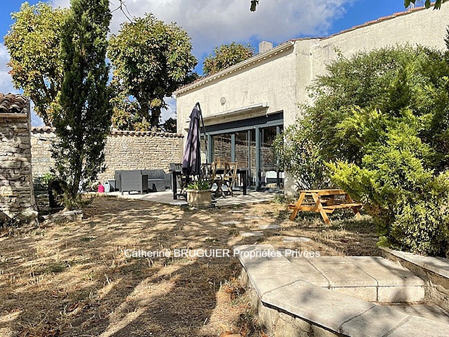 SAINT-SAUVEUR-D'AUNIS Grande maison familiale au coeur du village - 7 chambres - Jardin clos sans vis-à-vis 10