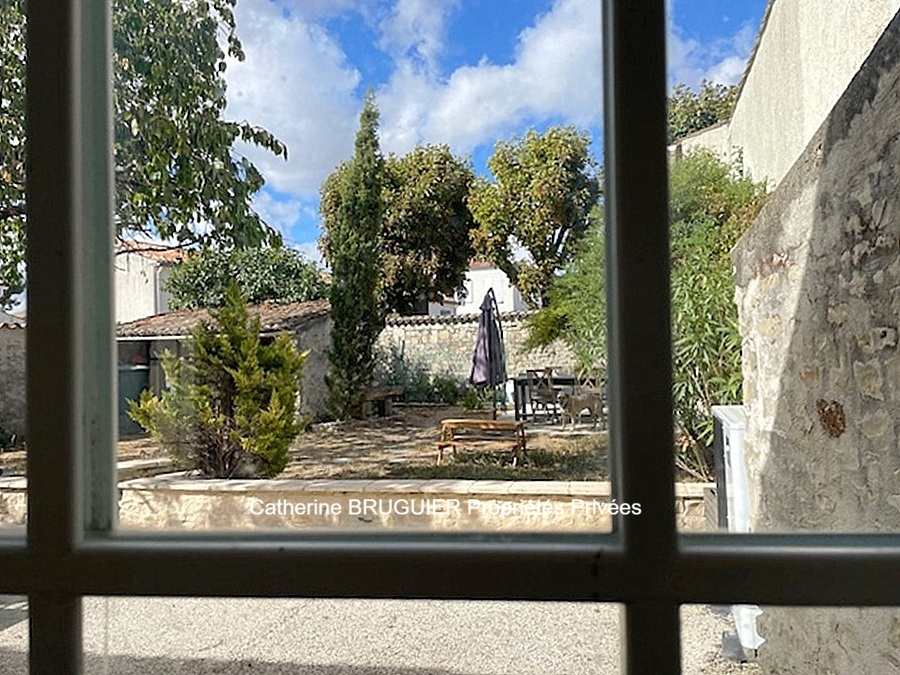 SAINT-SAUVEUR-D'AUNIS Grande maison familiale au coeur du village - 7 chambres - Jardin clos sans vis-à-vis 17