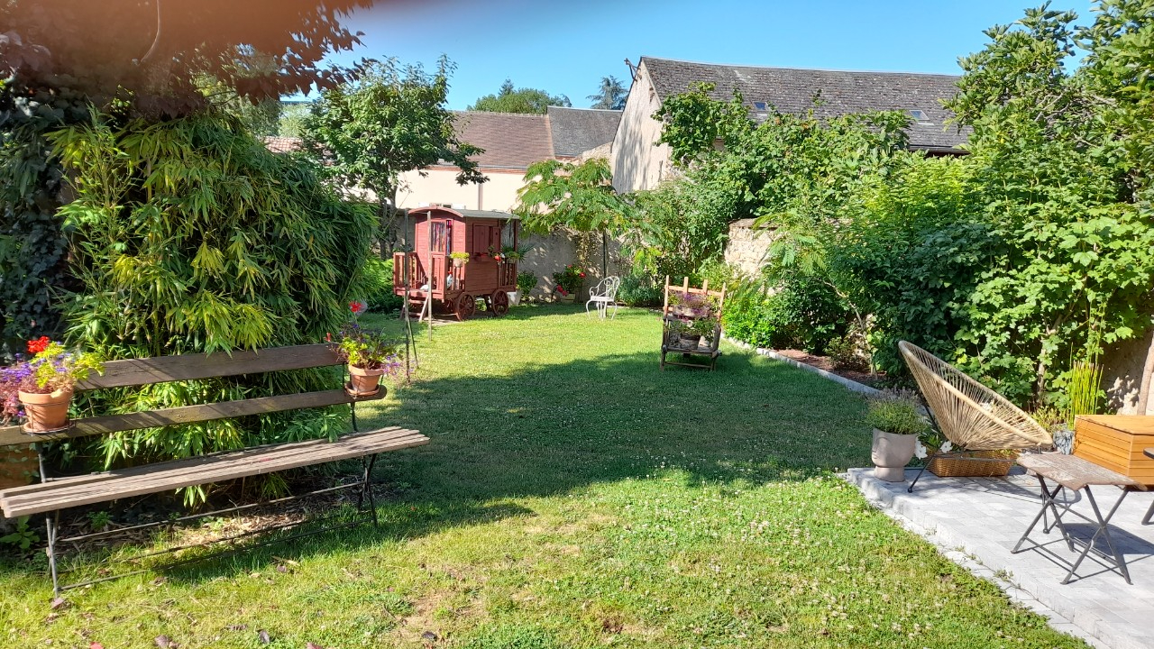 SAINT-BENOIT-SUR-LOIRE Exclusivité - Maison de ville sur un terrain de 378 m² au coeur du bourg de Saint Benoît sur Loire+ garage et 2 lavoirs 12