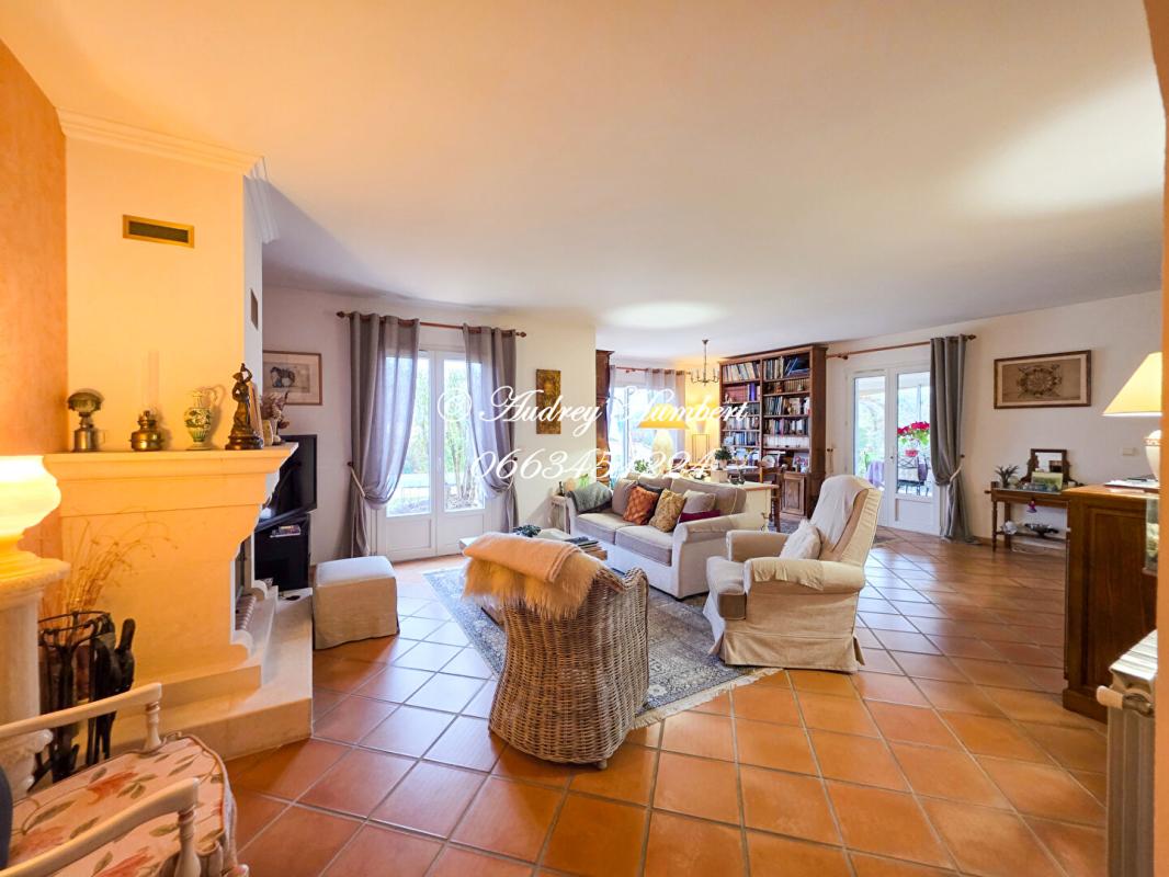 PIERREVERT PIERREVERT, SUPERBE VILLA de 165 m² avec piscine, jardin clos et arboré de 1100 m² et belles prestations 10