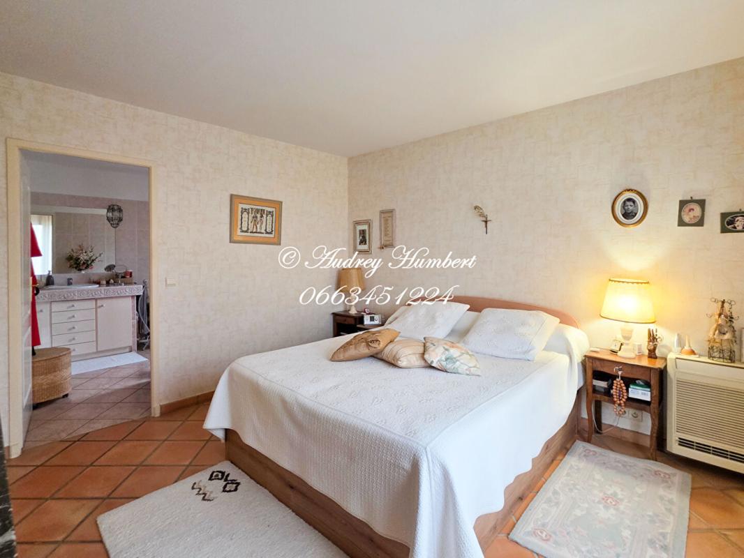 PIERREVERT PIERREVERT, SUPERBE VILLA de 165 m² avec piscine, jardin clos et arboré de 1100 m² et belles prestations 12