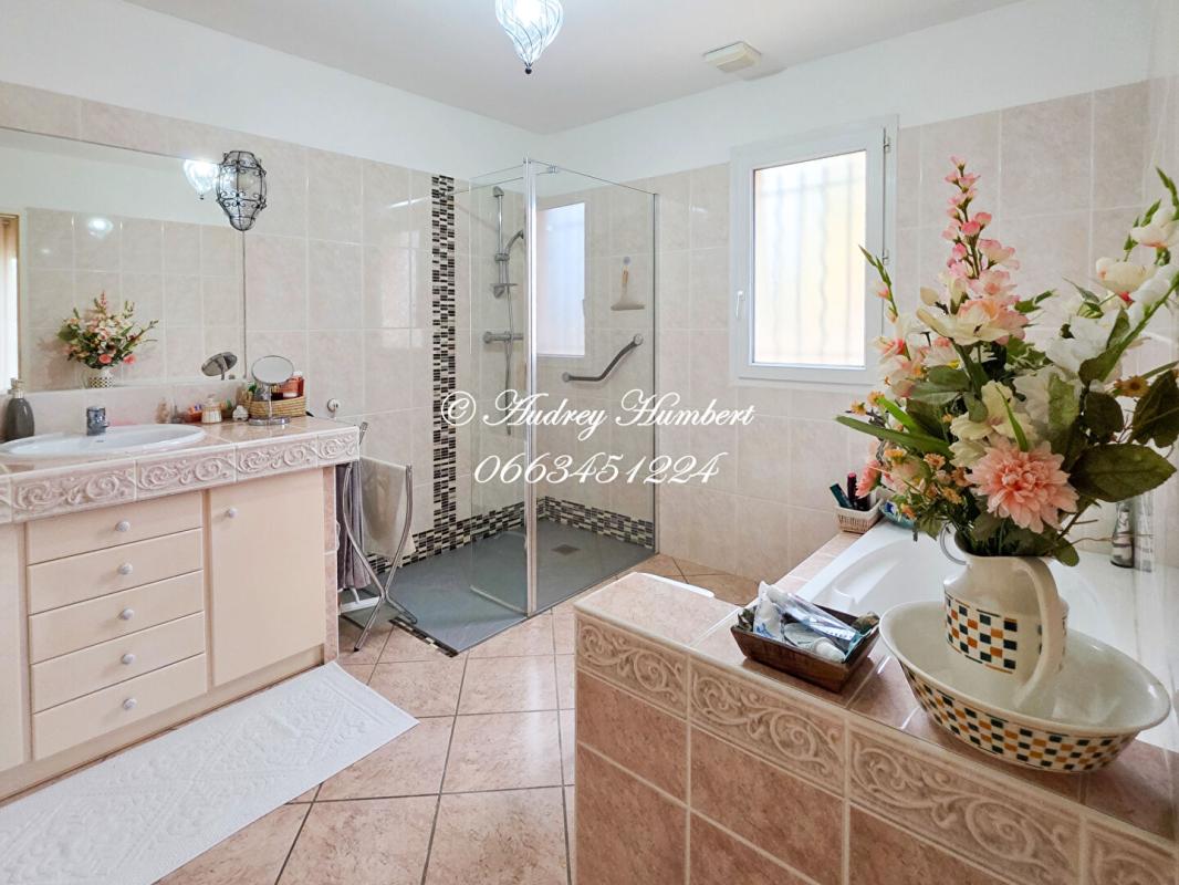 PIERREVERT PIERREVERT, SUPERBE VILLA de 165 m² avec piscine, jardin clos et arboré de 1100 m² et belles prestations 7