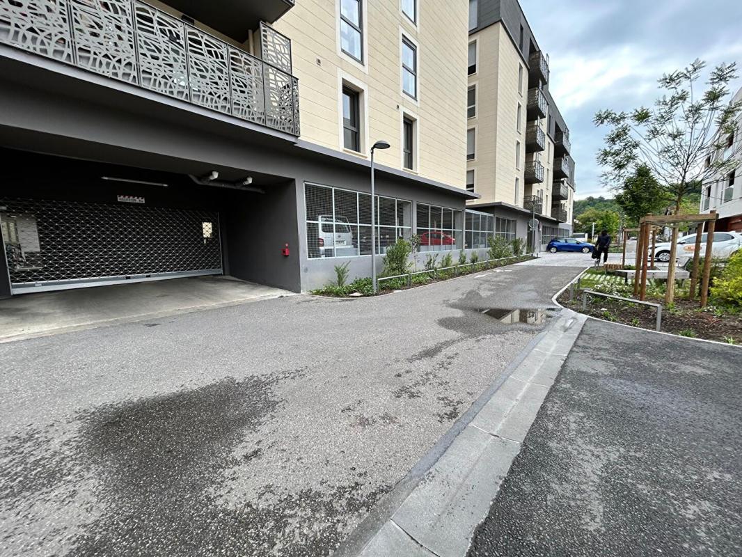 CENON 2 PLACES DE PARKING - Bas Cenon - Près de ligne A et  à 50 mètres de l'arrêt SNCF de Cenon 1