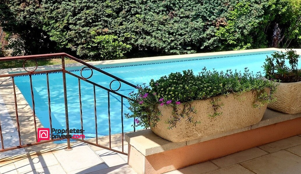 UZES Uzès, direction Nîmes, Villa avec piscine et double garage 16