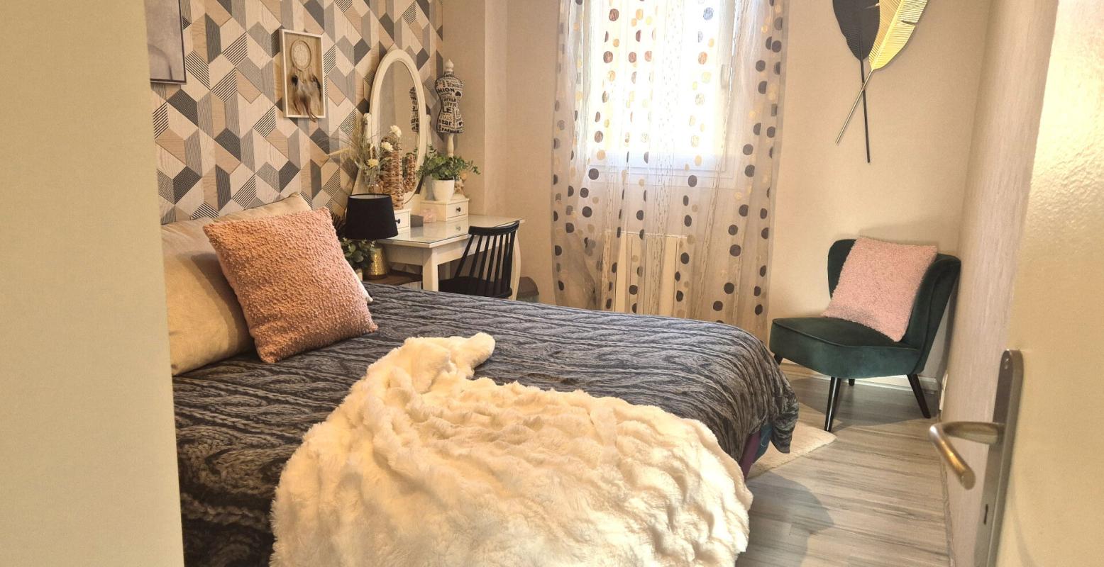 SAINT-DIZIER Belle Maison Individuelle de 116 m² Rénovée avec Goût comprenant une Cour, Bureau, Buanderie, Réserve, Terrasse et un joli Terrain Clos et entretenu de 271 m² 13