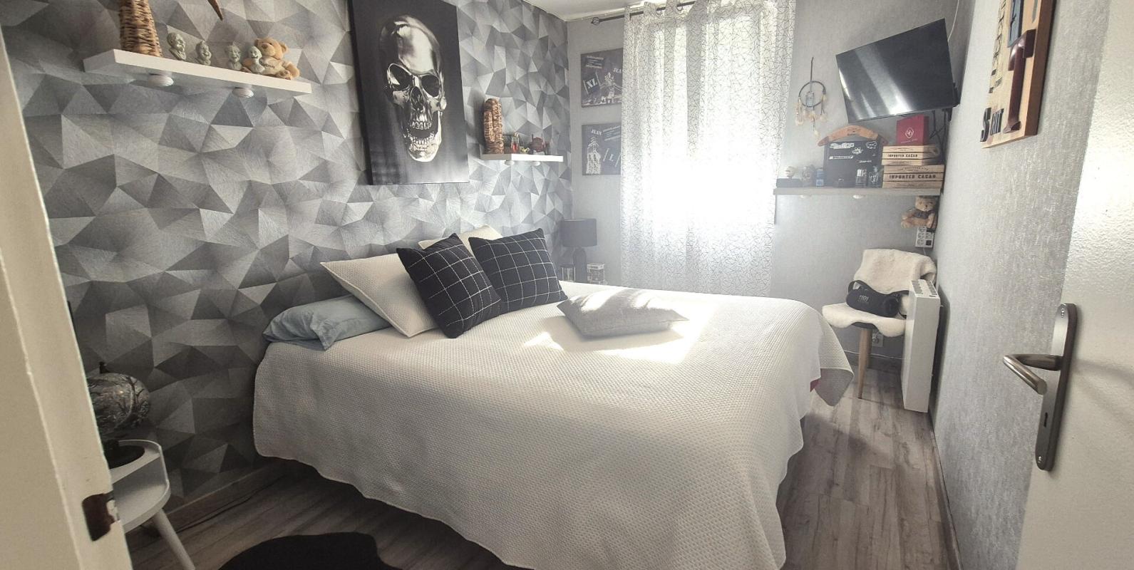 SAINT-DIZIER Belle Maison Individuelle de 116 m² Rénovée avec Goût comprenant une Cour, Bureau, Buanderie, Réserve, Terrasse et un joli Terrain Clos et entretenu de 271 m² 16