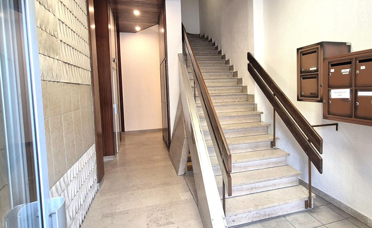 SAINT-DIZIER Bel Appartement Résidentiel de 72 m² avec Ascenseur, Hall d'entrée sécurisé, Interphone, Local technique et Terrain clos, sécurisé et paysager de 4810 m² 1