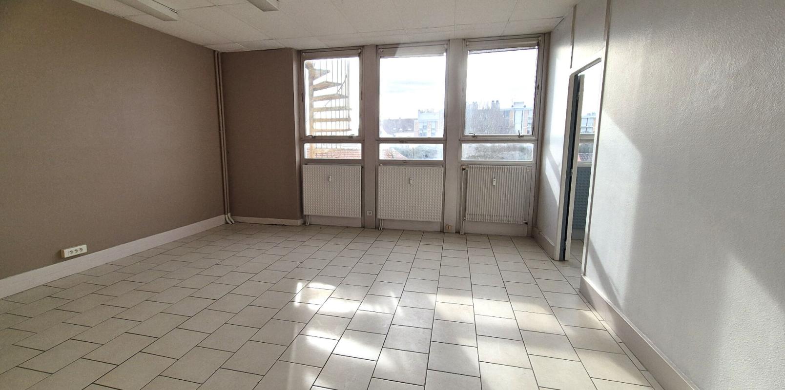 SAINT-DIZIER Bel Appartement Résidentiel de 72 m² avec Ascenseur, Hall d'entrée sécurisé, Interphone, Local technique et Terrain clos, sécurisé et paysager de 4810 m² 10