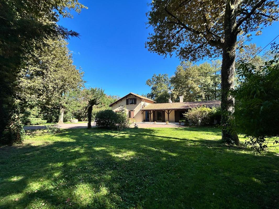 AUBIE-ET-ESPESSAS DÉCOUVREZ LE CHARME ET LES VOLUMES D'UNE MAISON CONTEMPORAINE   208 M2 - 4 CHAMBRES   À AUBIE ( VAL DE VIRVÉE) DANS UN PARC ARBORÉ POUR SAVOURER LA TRANQUILITÉ 1