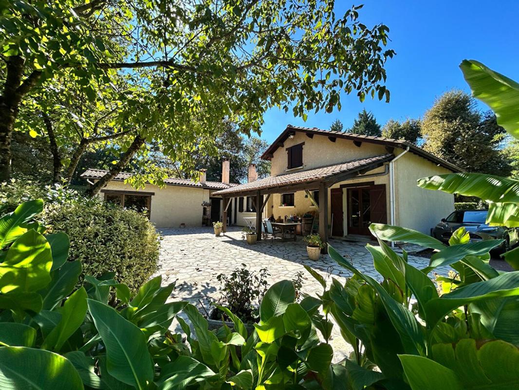 AUBIE-ET-ESPESSAS DÉCOUVREZ LE CHARME ET LES VOLUMES D'UNE MAISON CONTEMPORAINE   208 M2 - 4 CHAMBRES   À AUBIE ( VAL DE VIRVÉE) DANS UN PARC ARBORÉ POUR SAVOURER LA TRANQUILITÉ 15