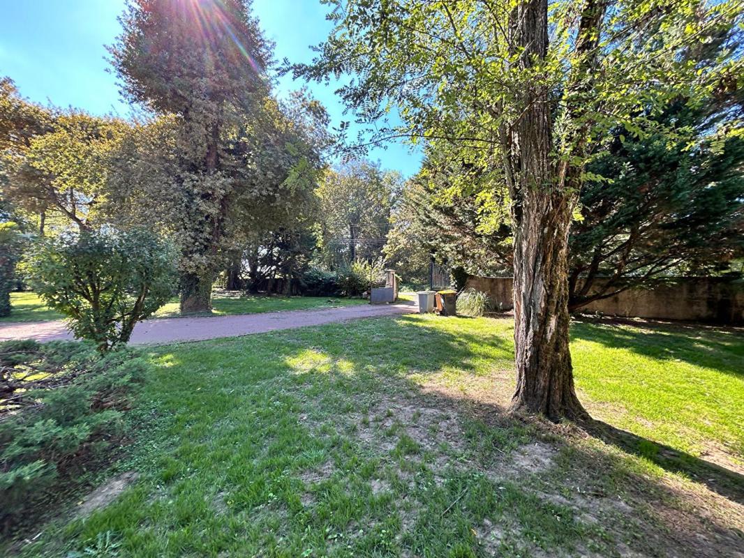 AUBIE-ET-ESPESSAS DÉCOUVREZ LE CHARME ET LES VOLUMES D'UNE MAISON CONTEMPORAINE   208 M2 - 4 CHAMBRES   À AUBIE ( VAL DE VIRVÉE) DANS UN PARC ARBORÉ POUR SAVOURER LA TRANQUILITÉ 17