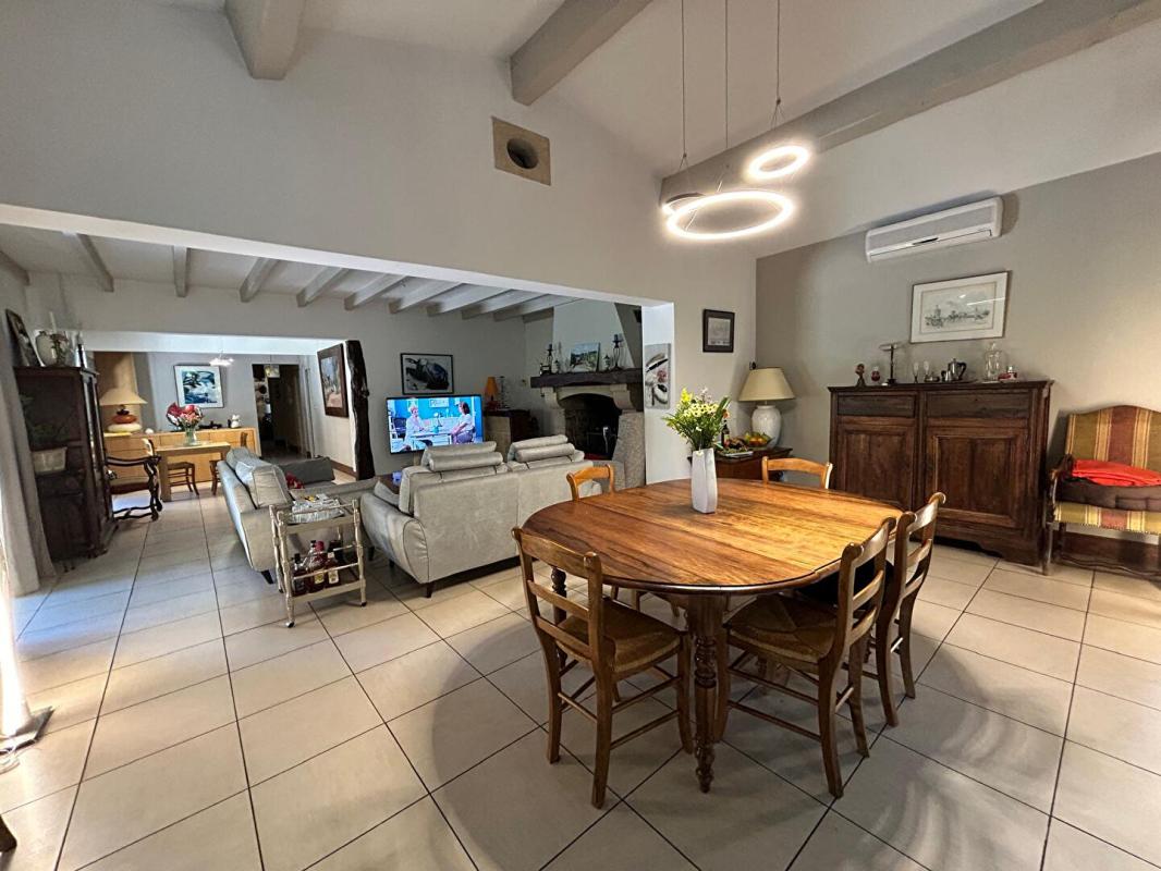 AUBIE-ET-ESPESSAS DÉCOUVREZ LE CHARME ET LES VOLUMES D'UNE MAISON CONTEMPORAINE   208 M2 - 4 CHAMBRES   À AUBIE ( VAL DE VIRVÉE) DANS UN PARC ARBORÉ POUR SAVOURER LA TRANQUILITÉ 2