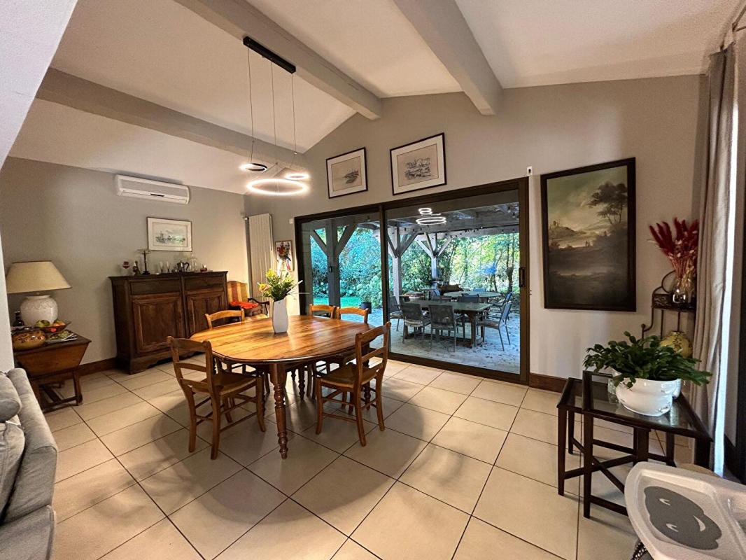 AUBIE-ET-ESPESSAS DÉCOUVREZ LE CHARME ET LES VOLUMES D'UNE MAISON CONTEMPORAINE   208 M2 - 4 CHAMBRES   À AUBIE ( VAL DE VIRVÉE) DANS UN PARC ARBORÉ POUR SAVOURER LA TRANQUILITÉ 4