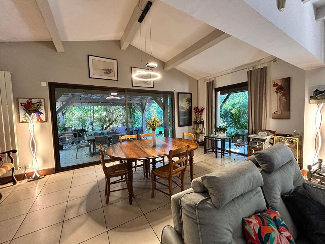 AUBIE-ET-ESPESSAS DÉCOUVREZ LE CHARME ET LES VOLUMES D'UNE MAISON CONTEMPORAINE   208 M2 - 4 CHAMBRES   À AUBIE ( VAL DE VIRVÉE) DANS UN PARC ARBORÉ POUR SAVOURER LA TRANQUILITÉ 6