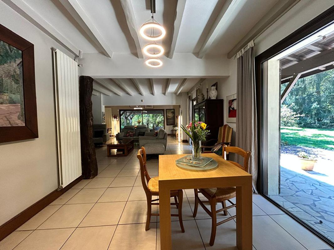 AUBIE-ET-ESPESSAS DÉCOUVREZ LE CHARME ET LES VOLUMES D'UNE MAISON CONTEMPORAINE   208 M2 - 4 CHAMBRES   À AUBIE ( VAL DE VIRVÉE) DANS UN PARC ARBORÉ POUR SAVOURER LA TRANQUILITÉ 7