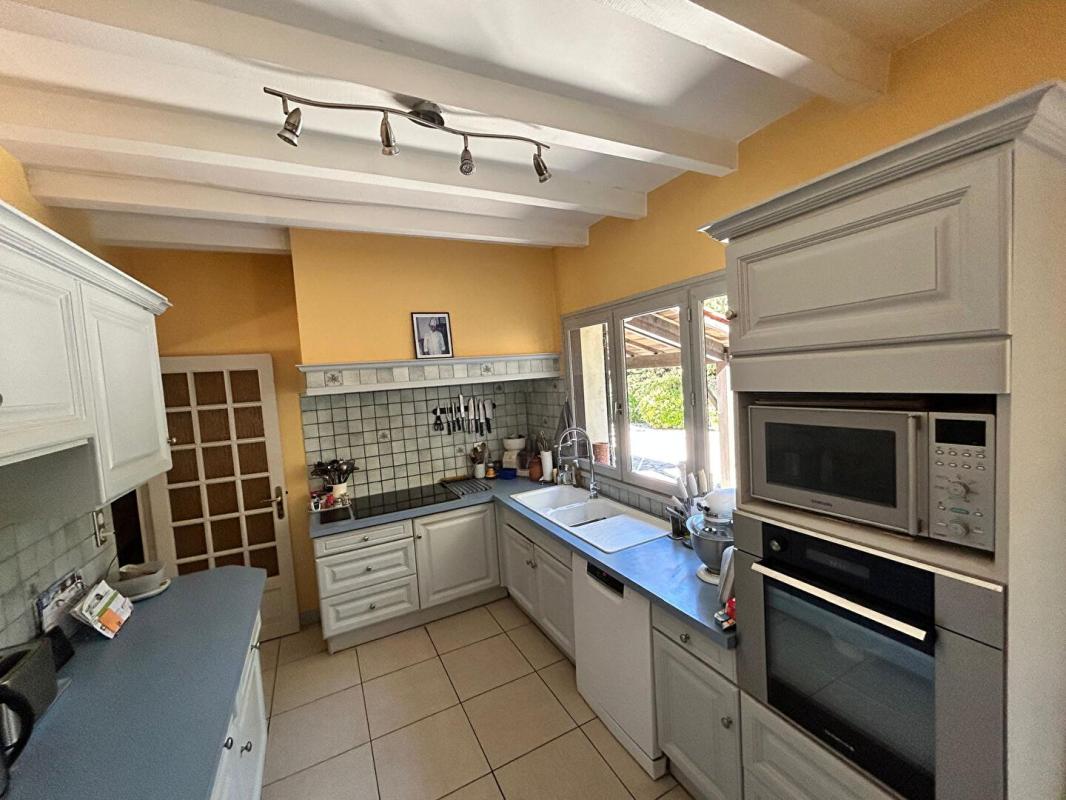 AUBIE-ET-ESPESSAS DÉCOUVREZ LE CHARME ET LES VOLUMES D'UNE MAISON CONTEMPORAINE   208 M2 - 4 CHAMBRES   À AUBIE ( VAL DE VIRVÉE) DANS UN PARC ARBORÉ POUR SAVOURER LA TRANQUILITÉ 8