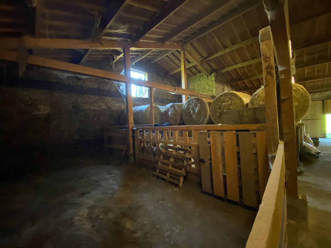 COURPIERE Corps de ferme 6 pièce(s) 350 m2 environ + terrain 27ha avec sources + dépendances 17