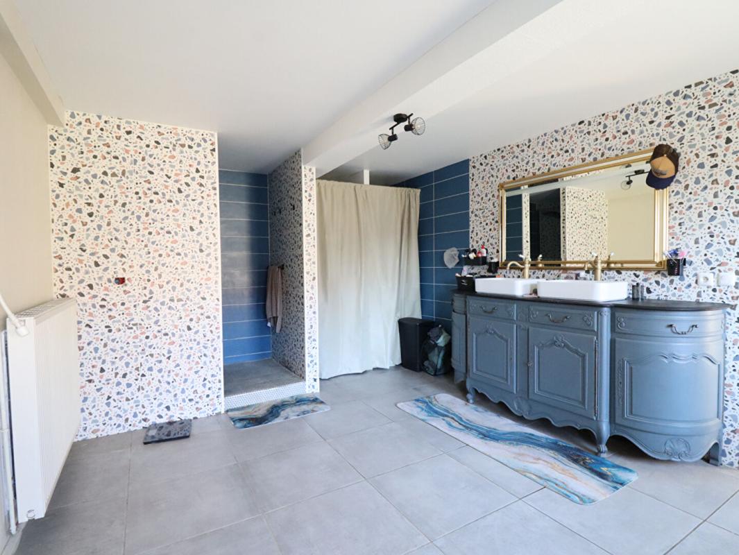 COURPIERE Corps de ferme 6 pièce(s) 350 m2 environ + terrain 27ha avec sources + dépendances 7